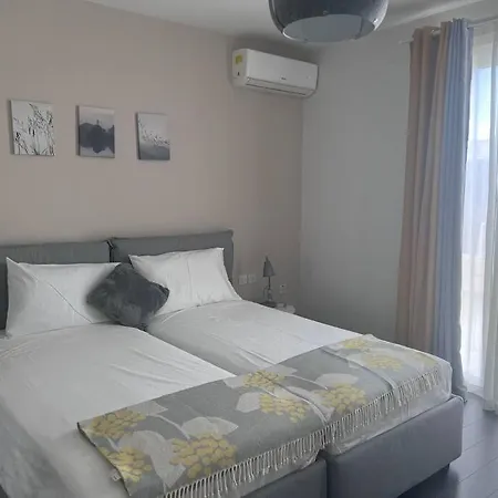 Seafront Duplex Penthouse Apartment San Ġiljan